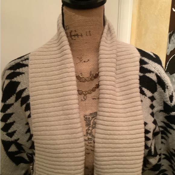 Cozy Geometric Knit Cardigan - Picture 4 of 4